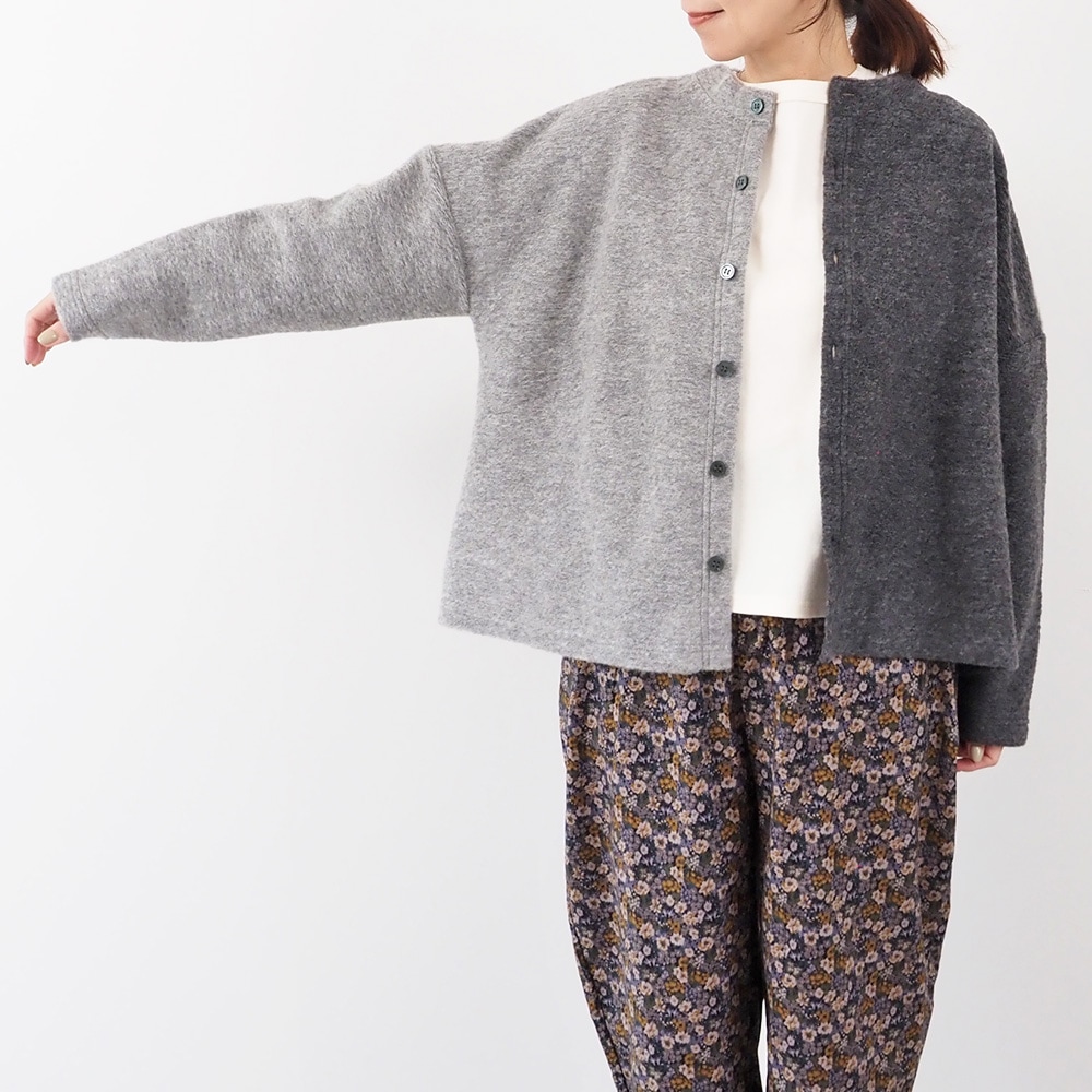 トラベルウールプレミア バイカラーカーディガン カーディガンを着た女性の全身