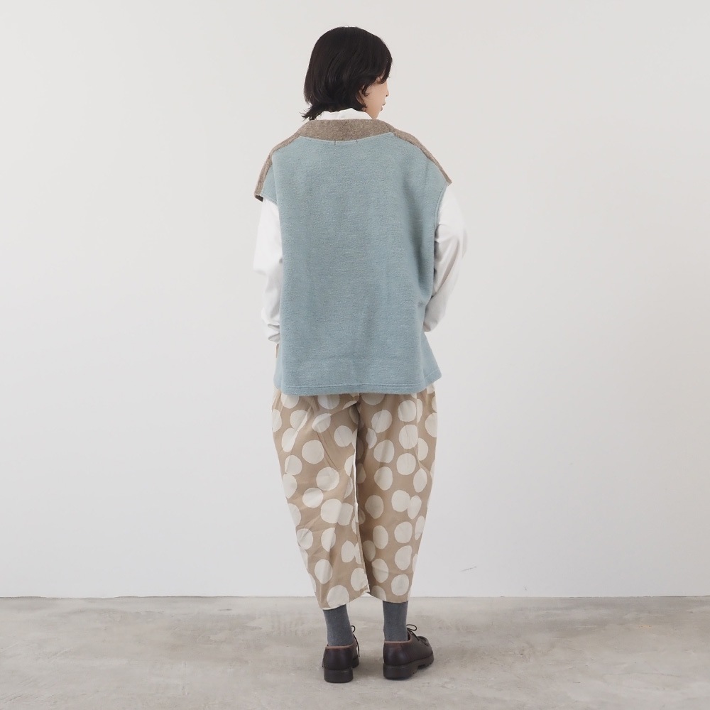 トラベルウールプレミア バイカラーベスト　ベストを着た女性の全身