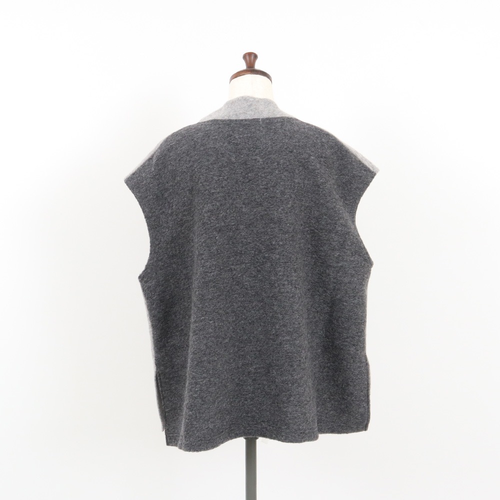 トラベルウールプレミア バイカラーベスト　ベストの正面ディティール