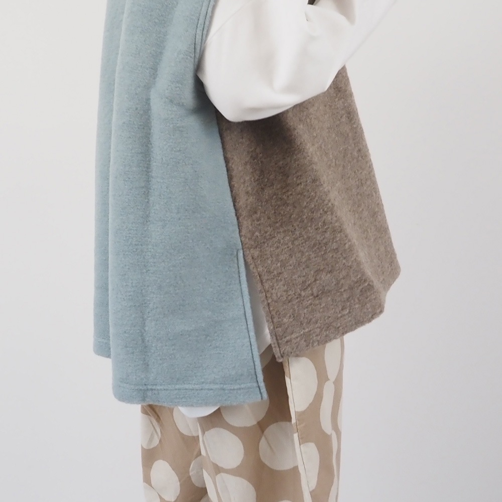 トラベルウールプレミア バイカラーベスト　ベストを着た女性の正面