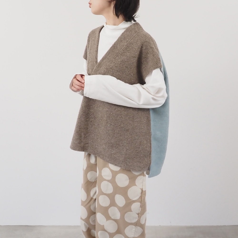 トラベルウールプレミア バイカラーベスト　ベストを着た女性の正面