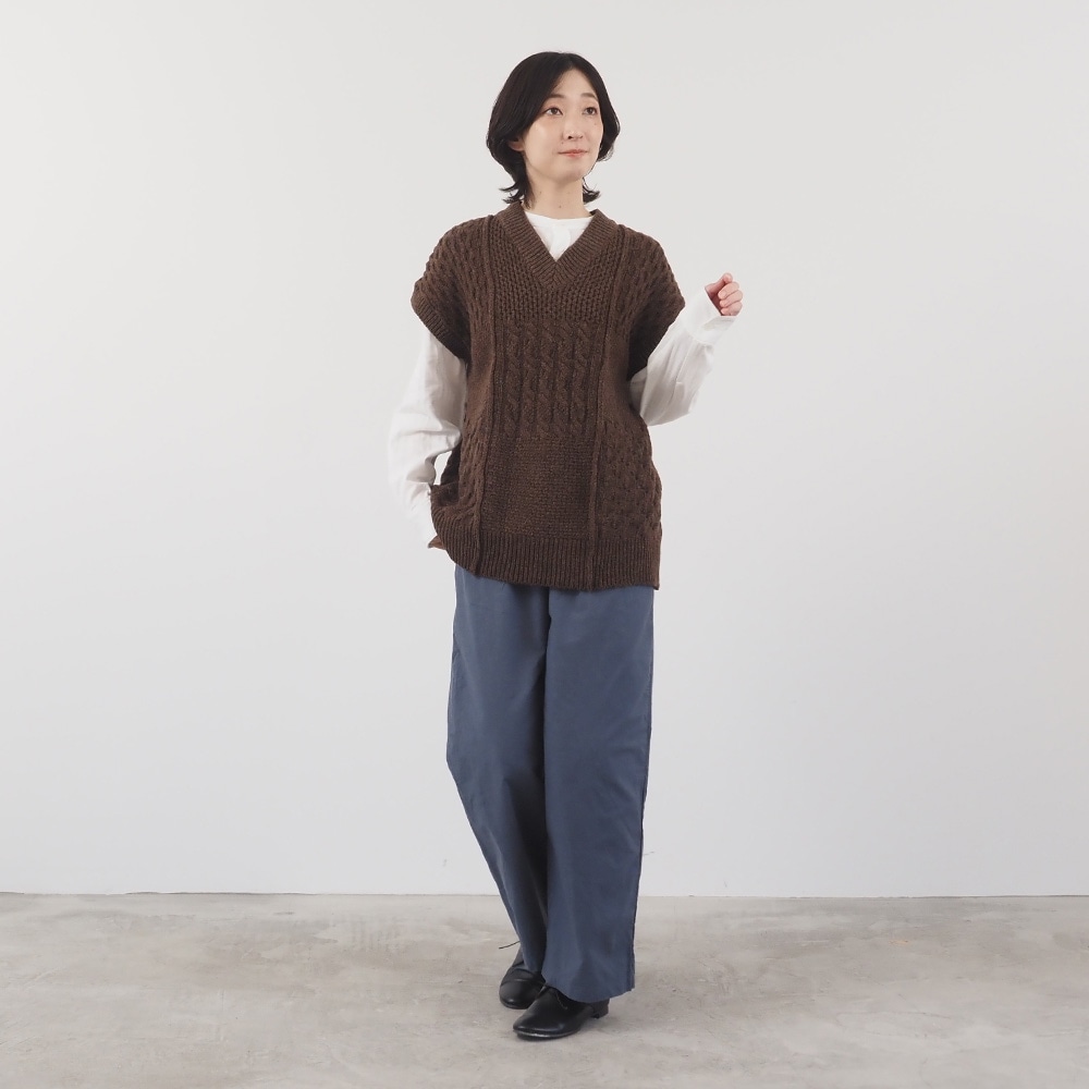 NATURAL COLORED WOOL 柄編みニットベスト ベストを着た女性の全身