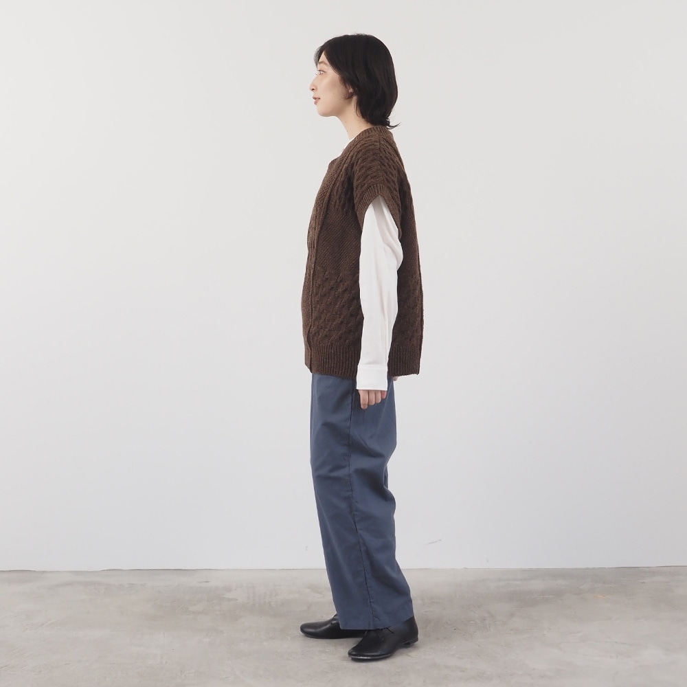 NATURAL COLORED WOOL 柄編みニットベスト ベストを着た女性の全身