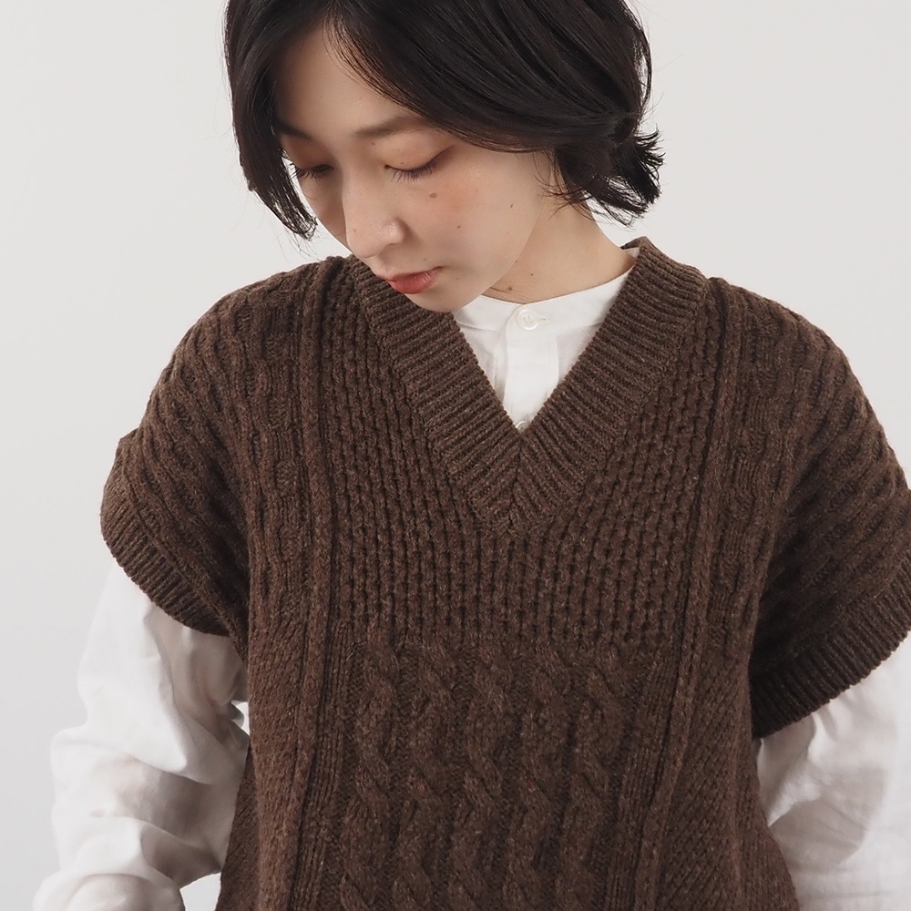 NATURAL COLORED WOOL 柄編みニットベスト ベストを着た女性の全身