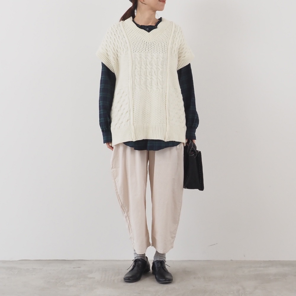 NATURAL COLORED WOOL 柄編みニットベスト ベストを着た女性の全身