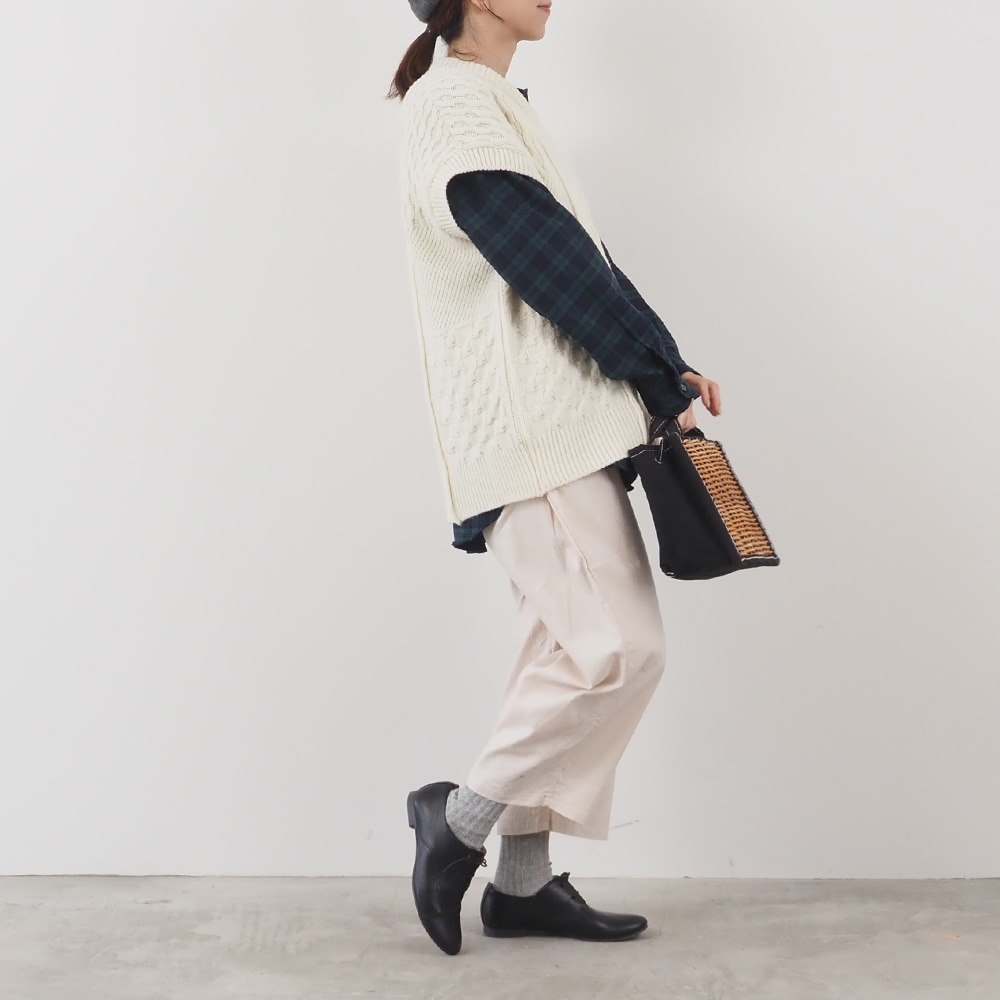 NATURAL COLORED WOOL 柄編みニットベスト ベストを着た女性の全身