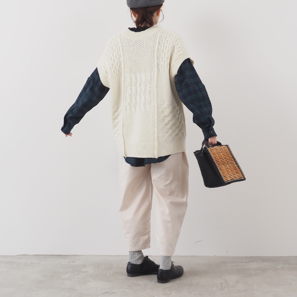 NATURAL COLORED WOOL 柄編みニットベスト ベストを着た女性の全身