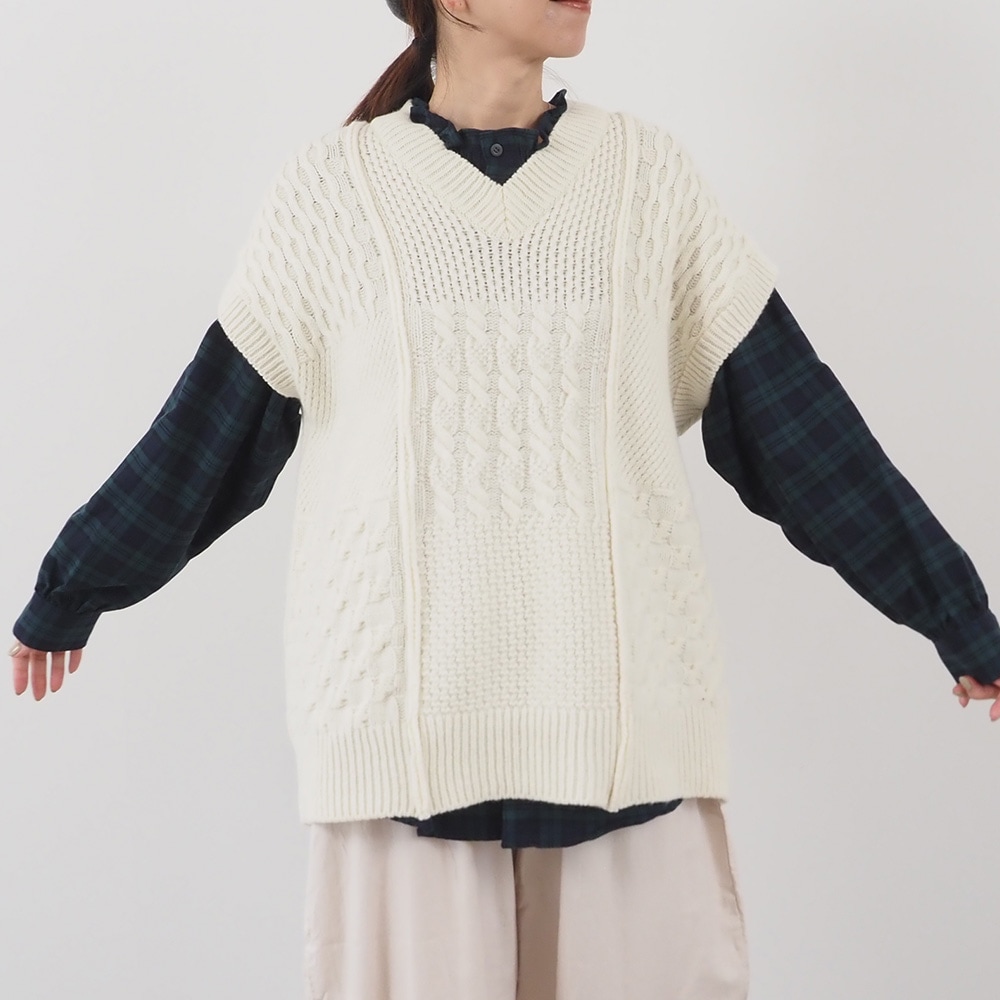 NATURAL COLORED WOOL 柄編みニットベスト ベストを着た女性の全身