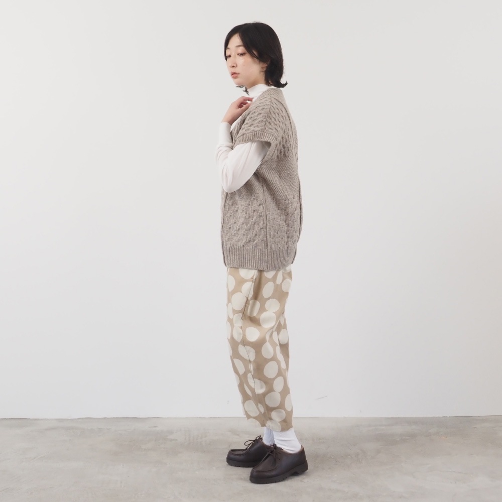 NATURAL COLORED WOOL 柄編みニットベスト ベストを着た女性の全身