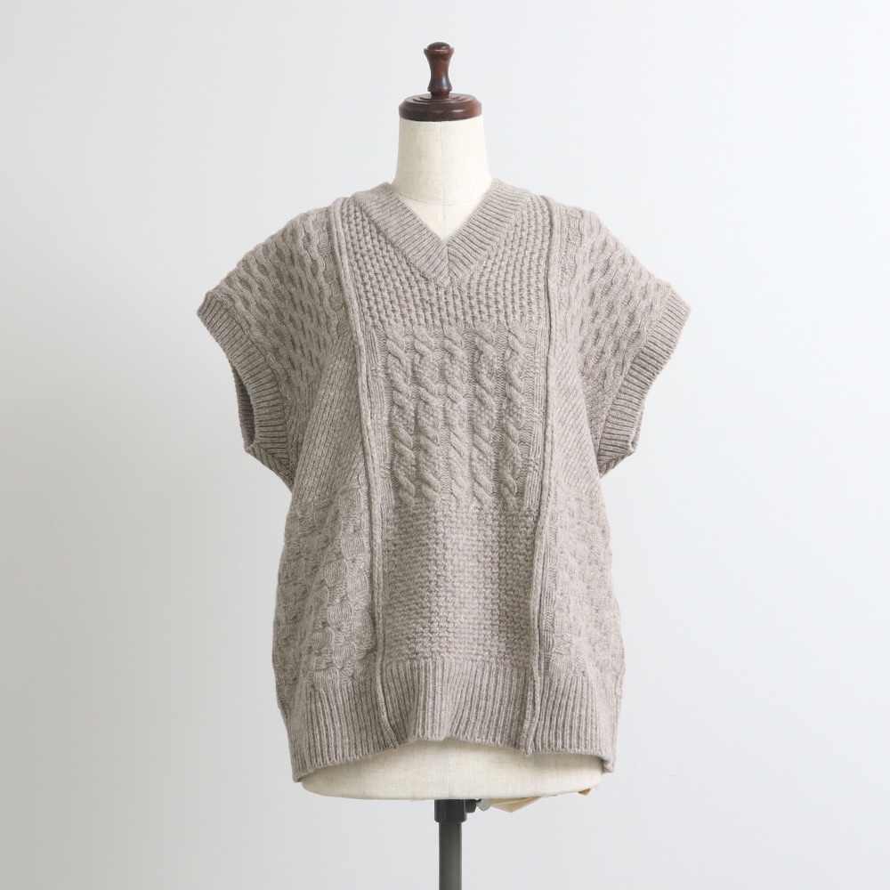 NATURAL COLORED WOOL 柄編みニットベスト ベストの正面ディティール