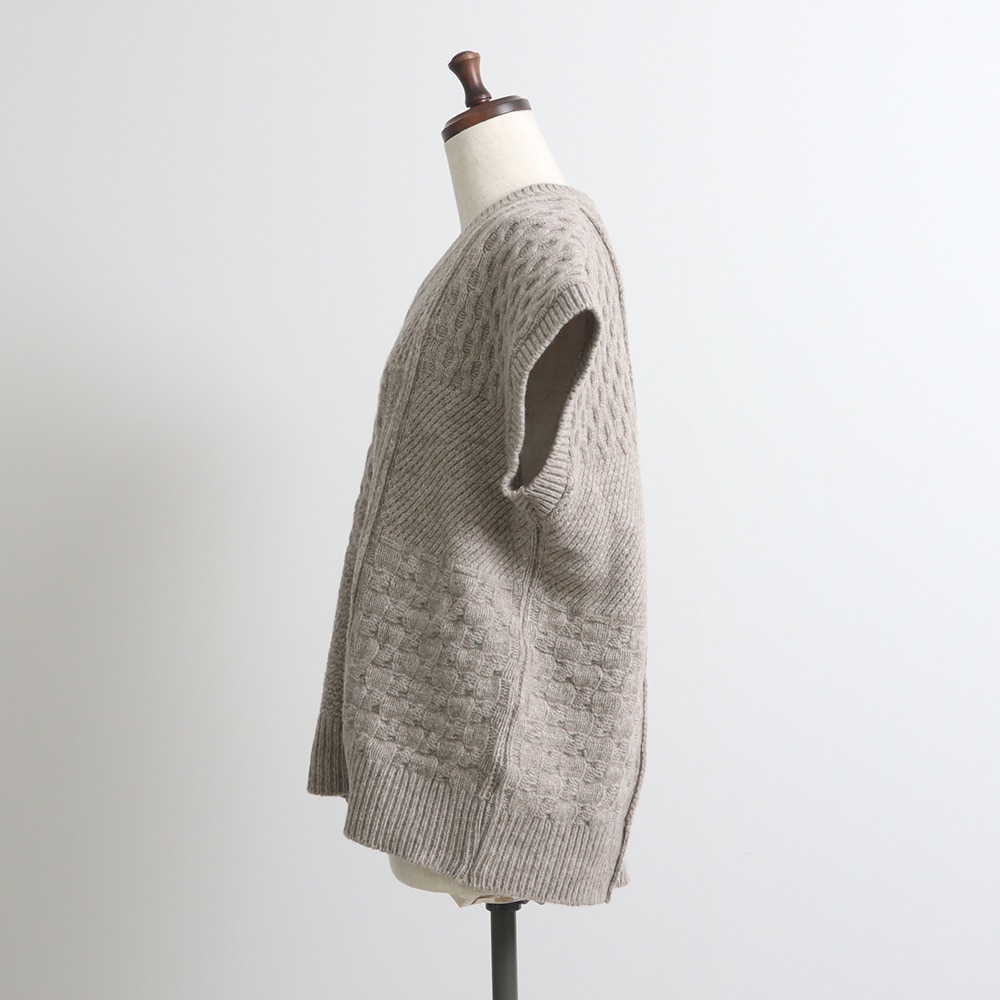 NATURAL COLORED WOOL 柄編みニットベスト ベストの正面ディティール