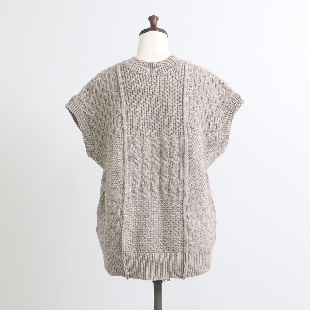 NATURAL COLORED WOOL 柄編みニットベスト ベストの正面ディティール