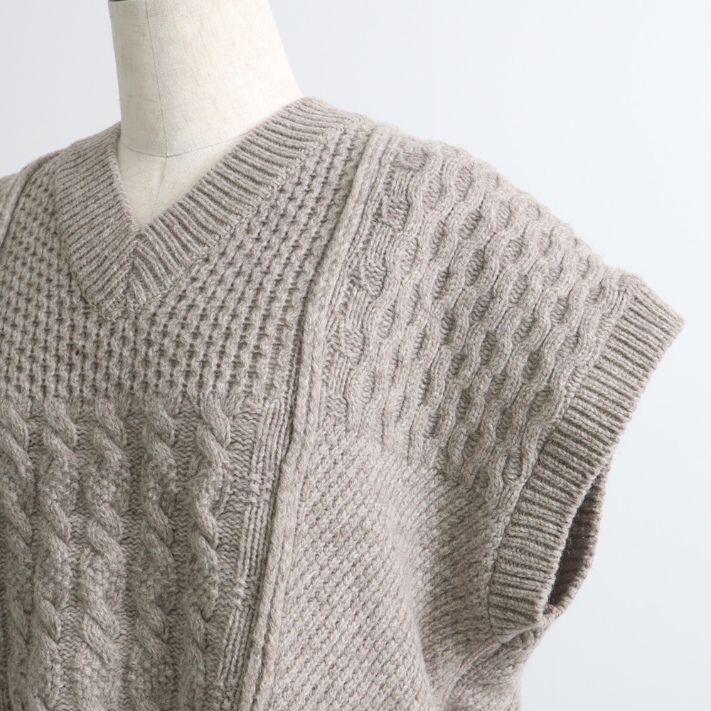 NATURAL COLORED WOOL 柄編みニットベスト ベストの正面ディティール