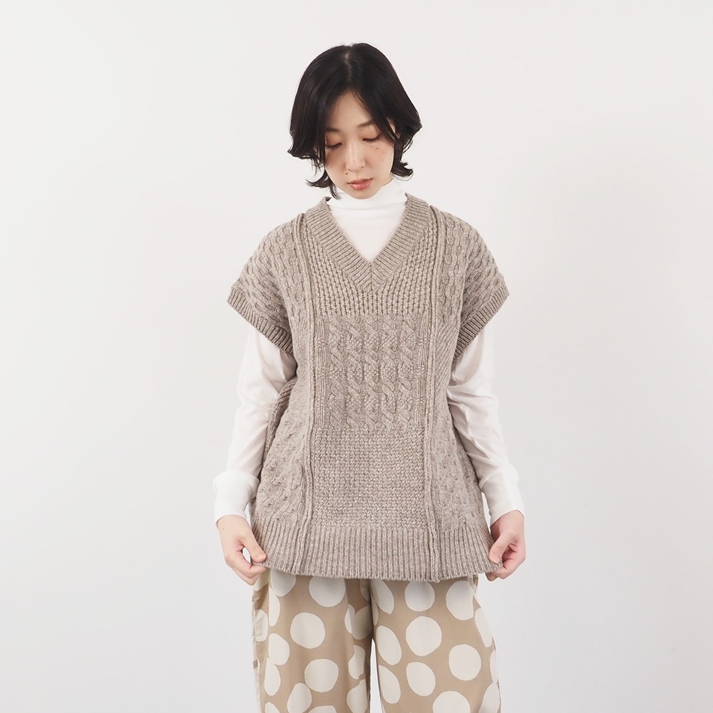 NATURAL COLORED WOOL 柄編みニットベスト ベストを着た女性の正面