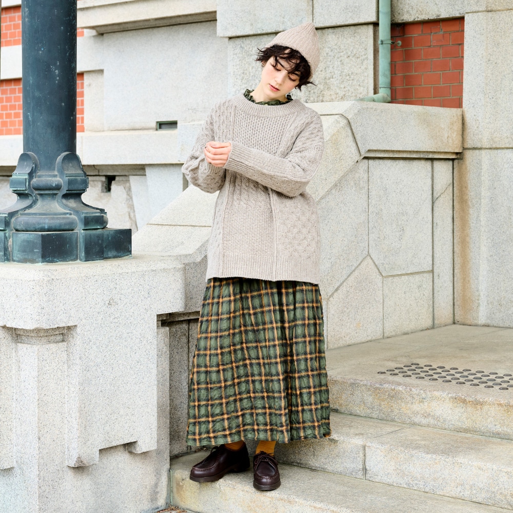 NATURAL COLORED WOOL 柄編みニット ニットを着た女性の全身