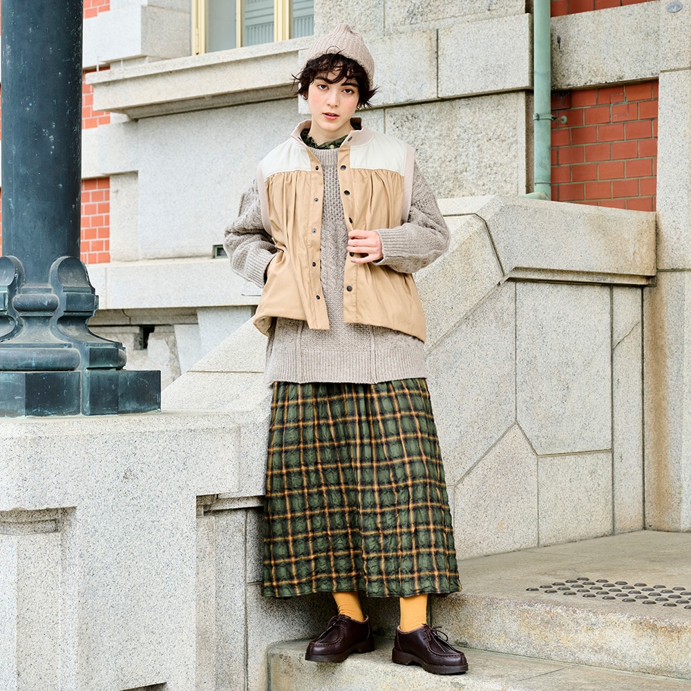 NATURAL COLORED WOOL 柄編みニット ニットを着た女性の全身