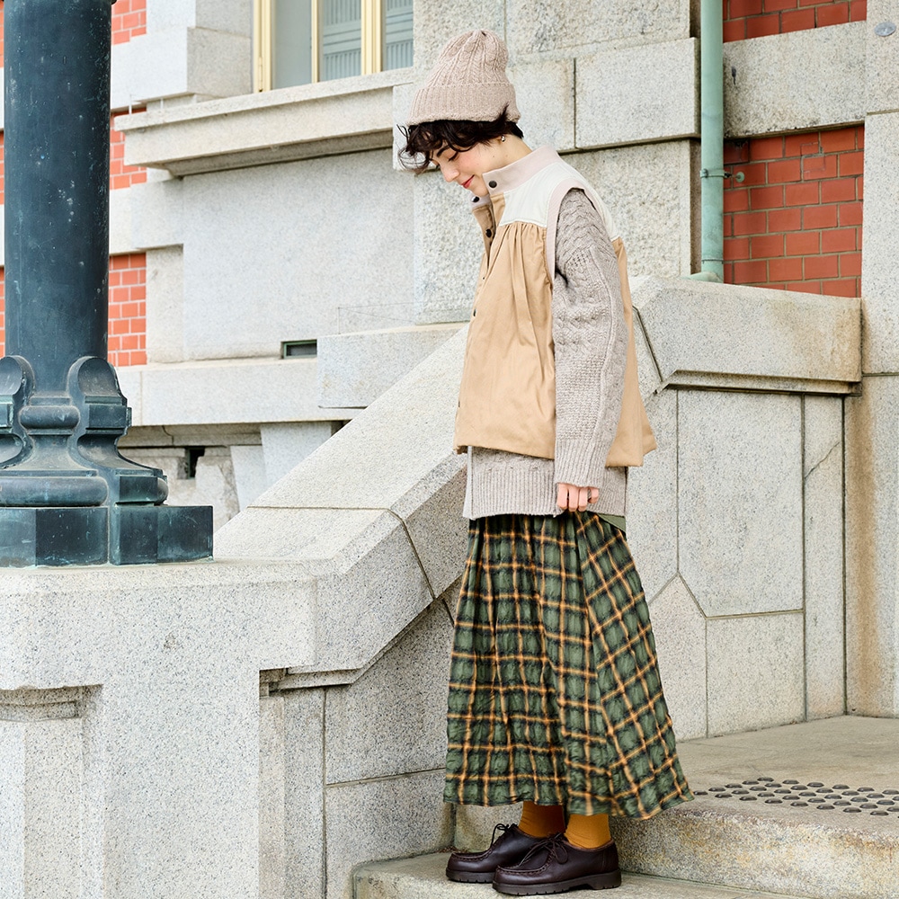 NATURAL COLORED WOOL 柄編みニット ニットを着た女性の全身