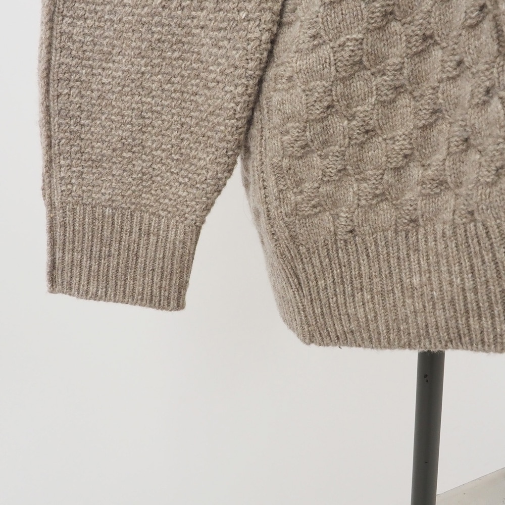 NATURAL COLORED WOOL 柄編みニット ニットの正面ディティール
