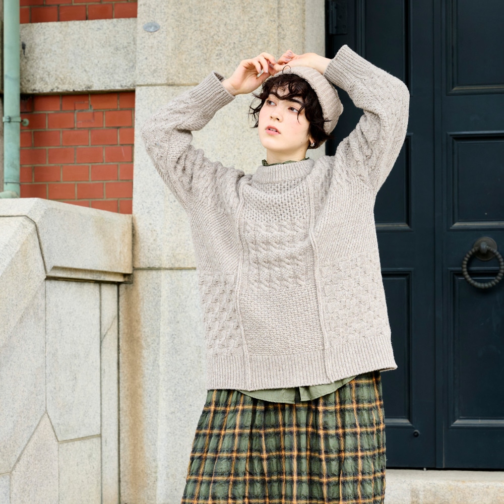 NATURAL COLORED WOOL 柄編みニット ニットを着た女性の正面