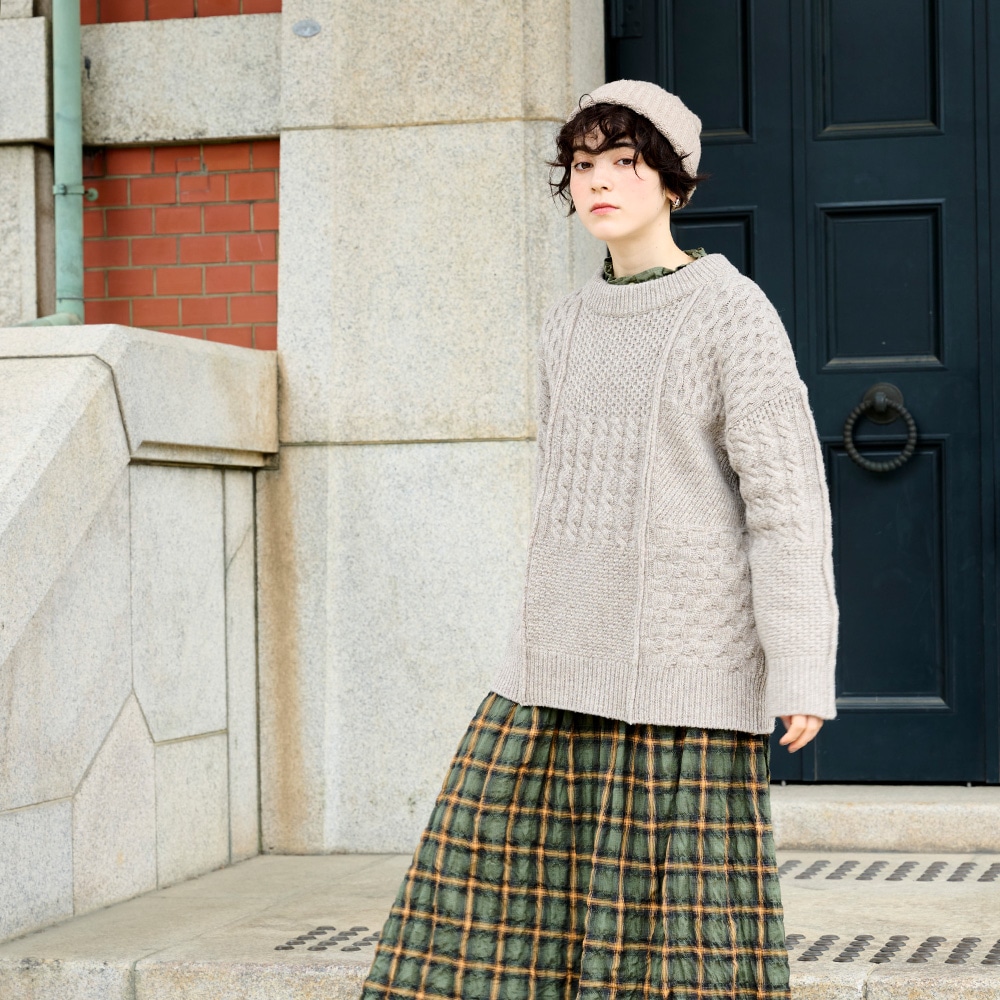 NATURAL COLORED WOOL 柄編みニット ニットを着た女性の正面