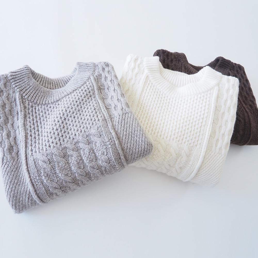 NATURAL COLORED WOOL 柄編みニット ニットを着た女性の正面