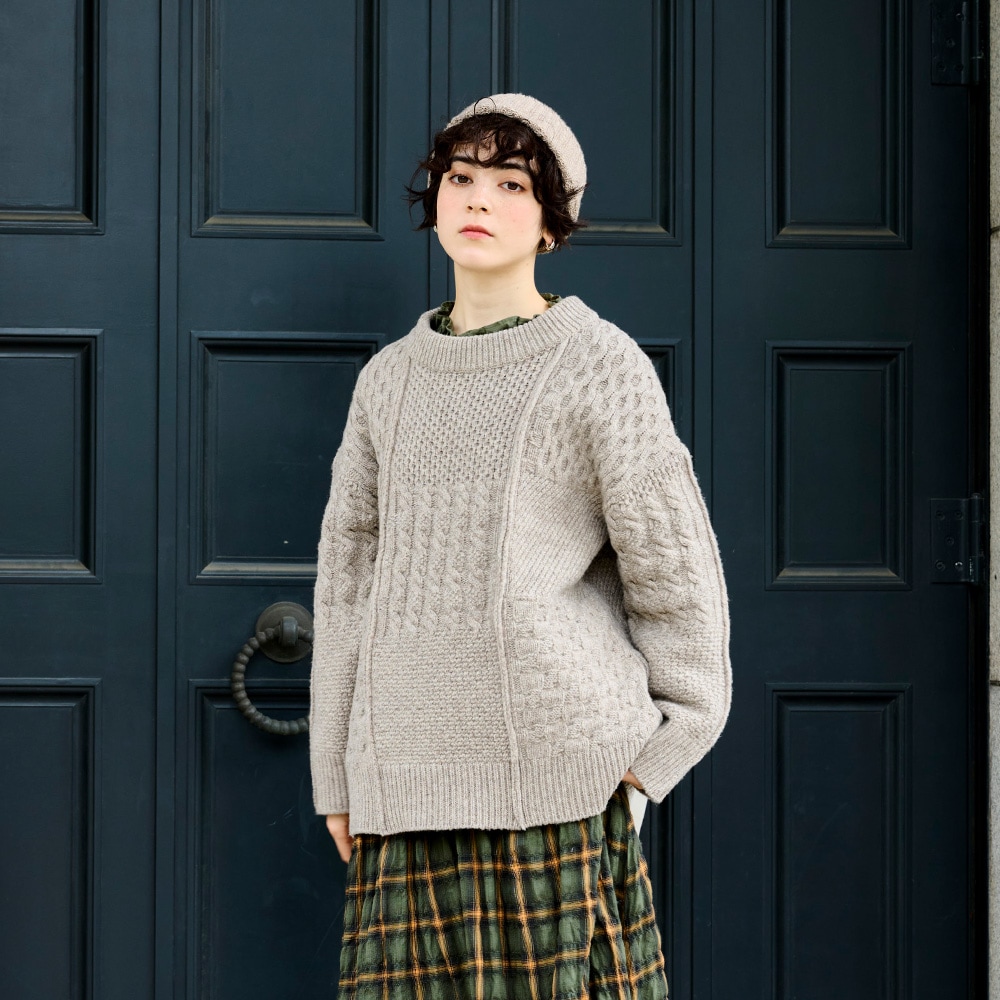 NATURAL COLORED WOOL 柄編みニット ニットを着た女性の正面
