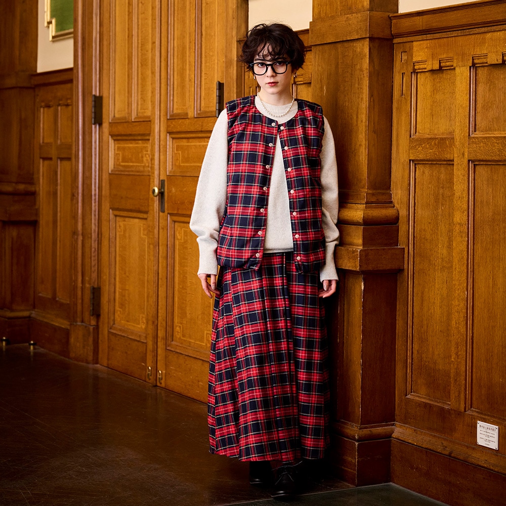 タスマニアラムプレミアム エターナルニット ニットを着た女性の全身