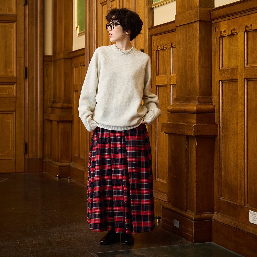 タスマニアラムプレミアム エターナルニット ニットを着た女性の全身