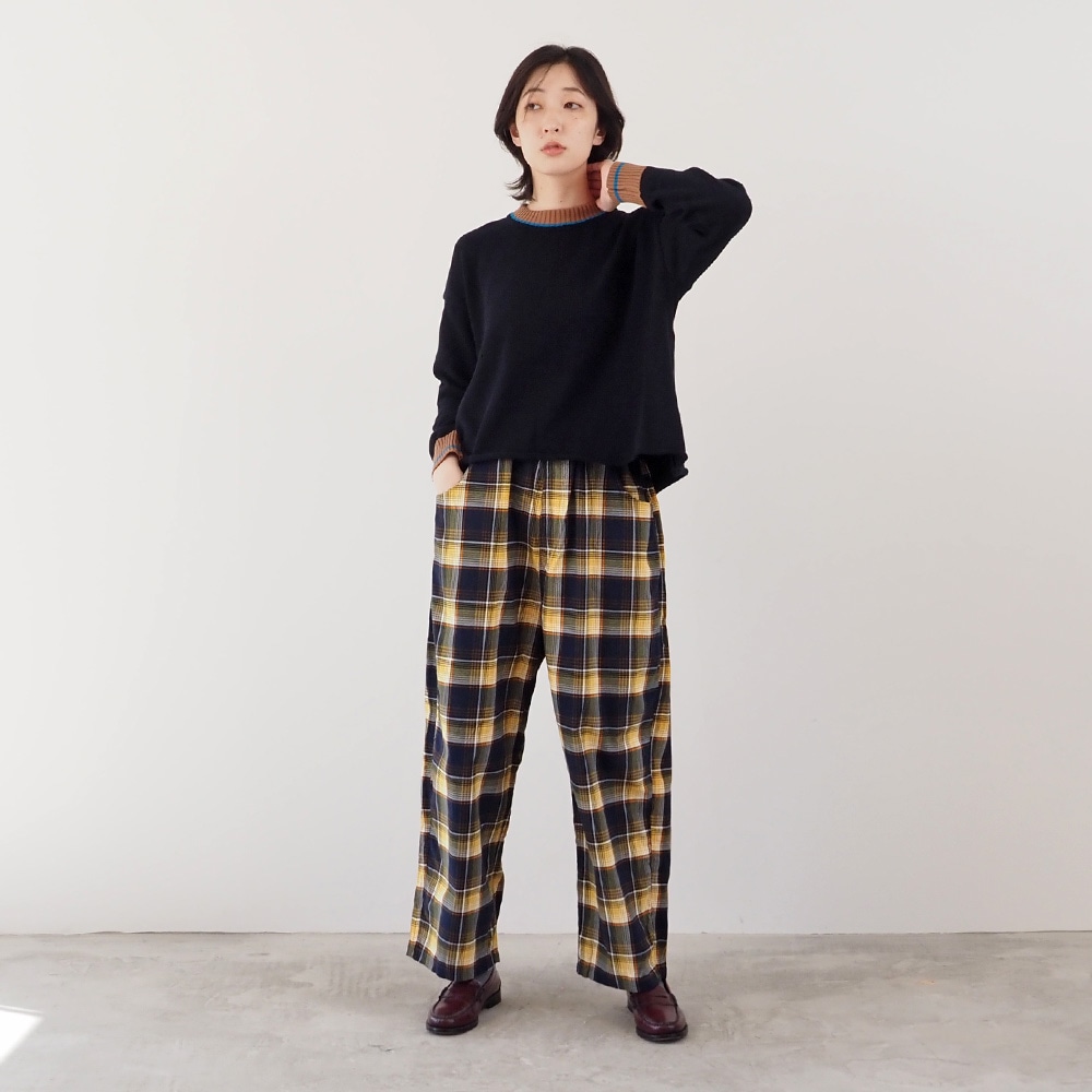 ムースヤーン バイカラーニット　ニットを着た女性の全身