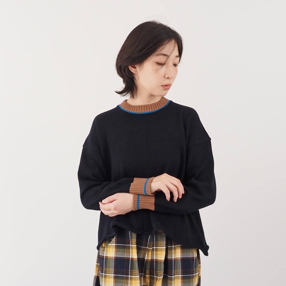ムースヤーン バイカラーニット　ニットを着た女性の全身