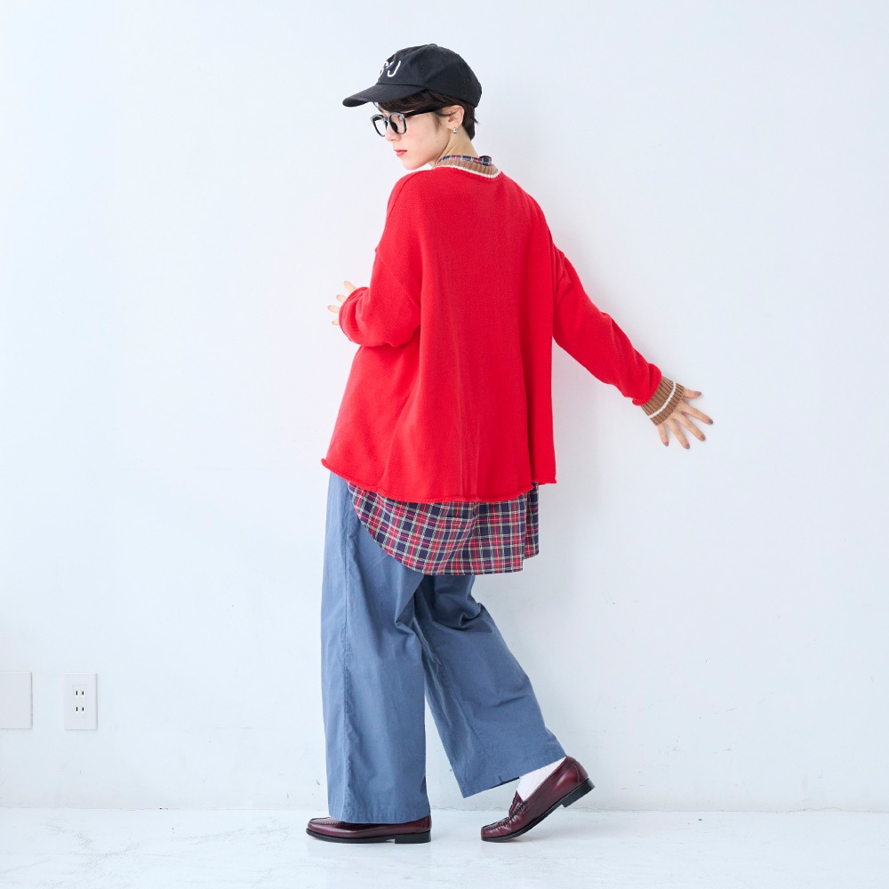 ムースヤーン バイカラーニット　ニットを着た女性の全身