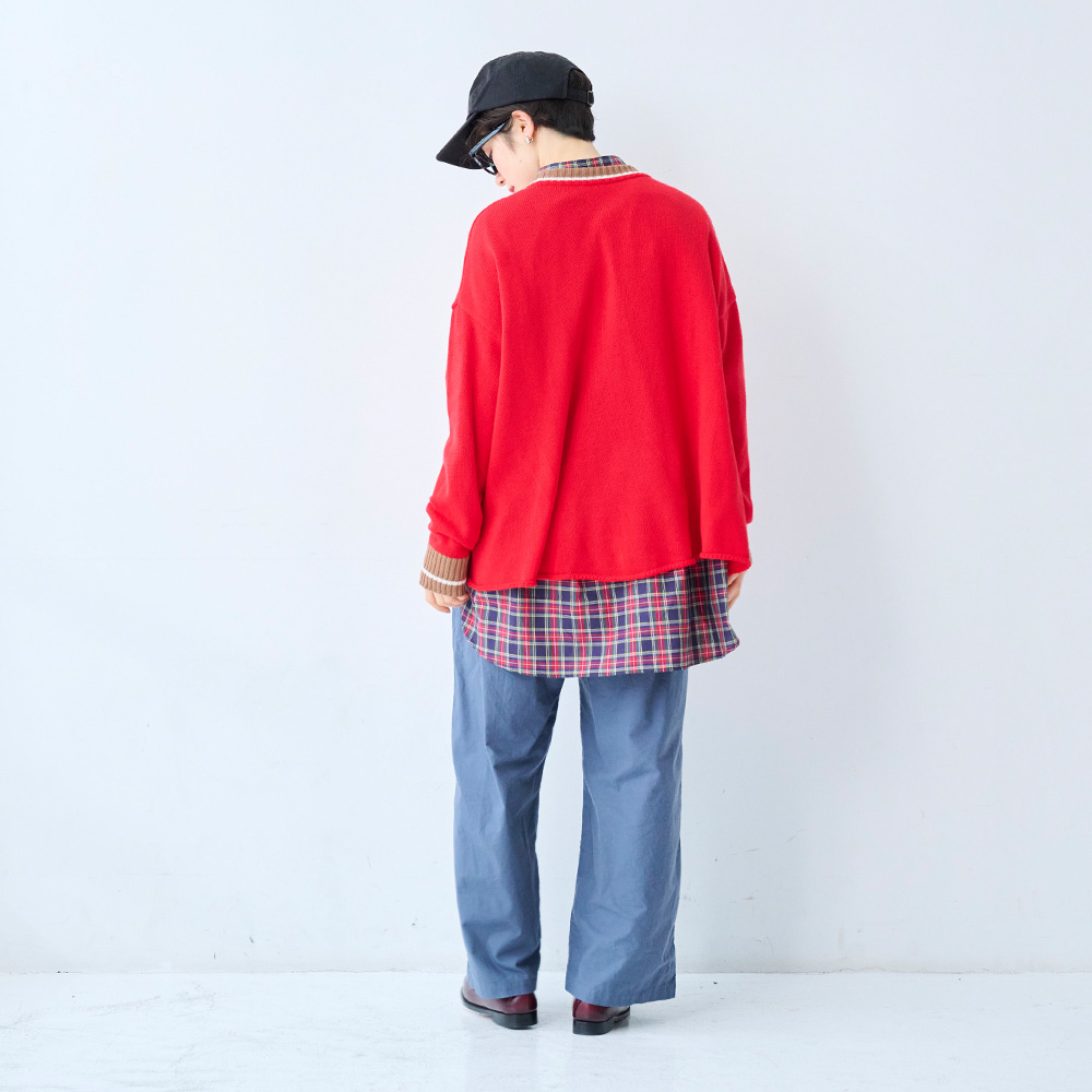 ムースヤーン バイカラーニット　ニットを着た女性の全身