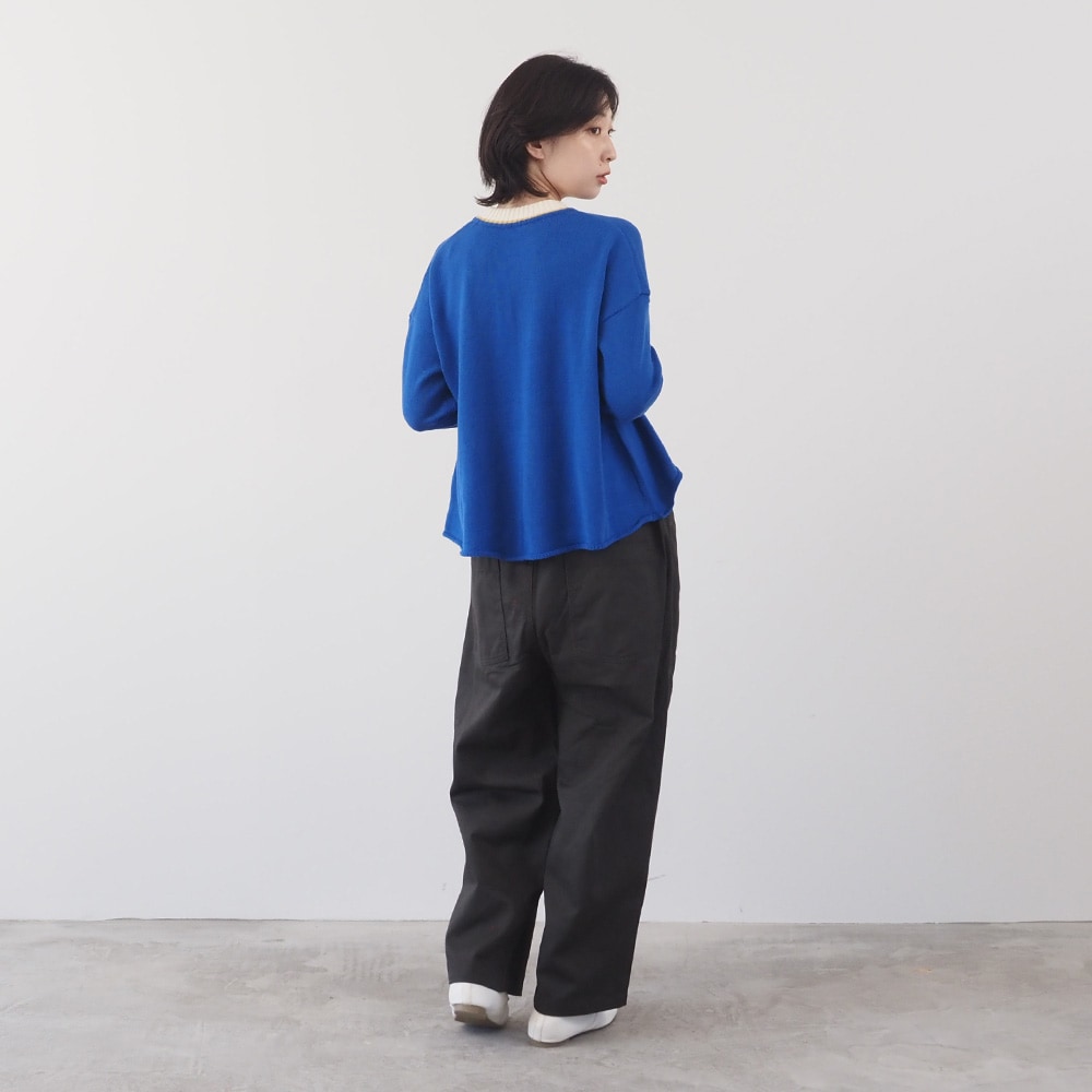 ムースヤーン バイカラーニット　ニットを着た女性の全身