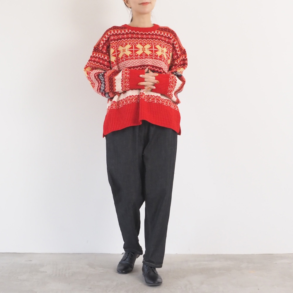 タスマニアラム フェアアイルニット　ニットを着た女性の全身