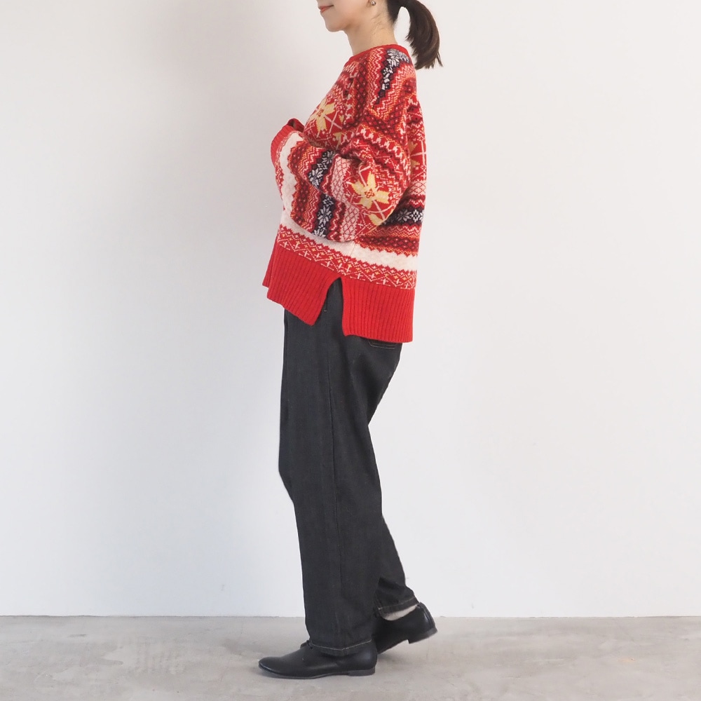 タスマニアラム フェアアイルニット　ニットを着た女性の全身