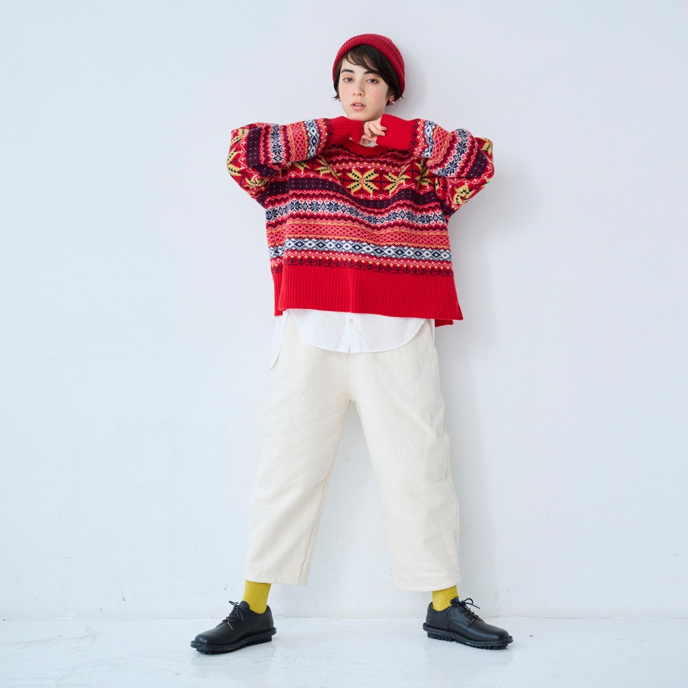 タスマニアラム フェアアイルニット　ニットを着た女性の全身