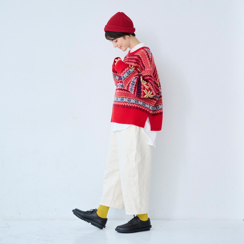 タスマニアラム フェアアイルニット　ニットを着た女性の全身