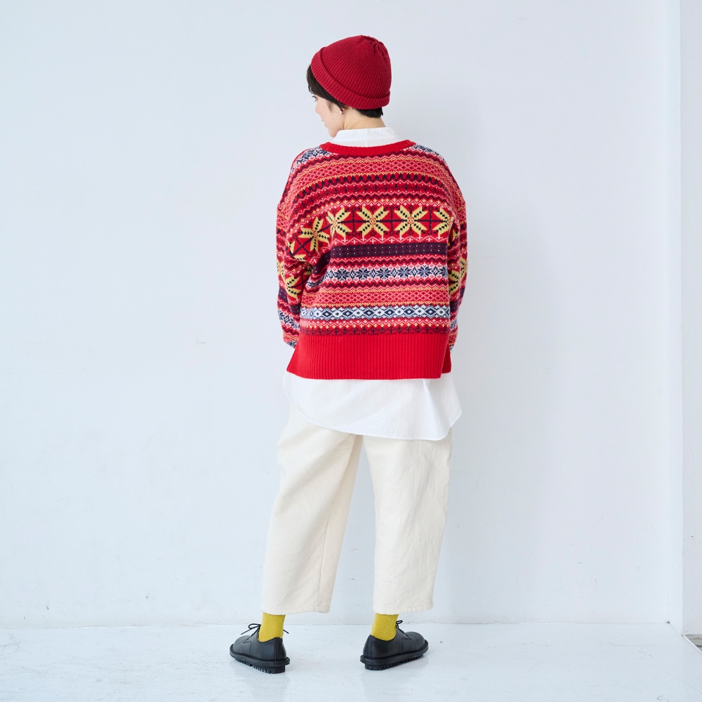 タスマニアラム フェアアイルニット　ニットを着た女性の全身