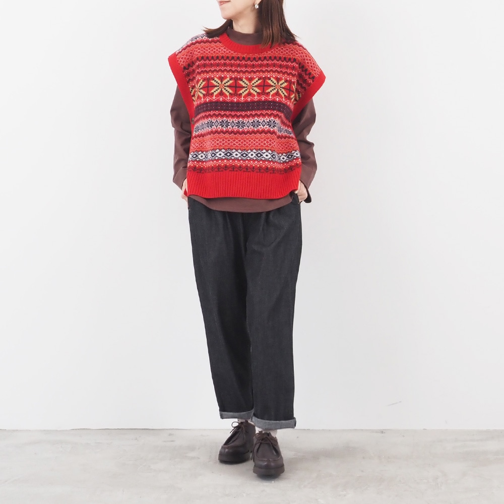 タスマニアラム フェアアイルボックスベスト ベストを着た女性の全身