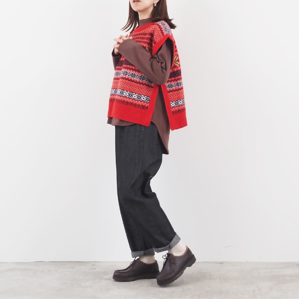 タスマニアラム フェアアイルボックスベスト ベストを着た女性の全身