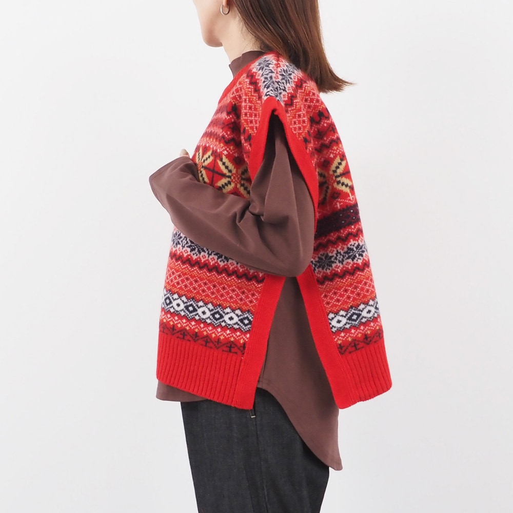 タスマニアラム フェアアイルボックスベスト ベストを着た女性の全身