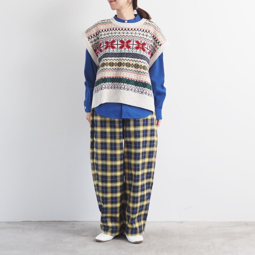 タスマニアラム フェアアイルボックスベスト ベストを着た女性の全身