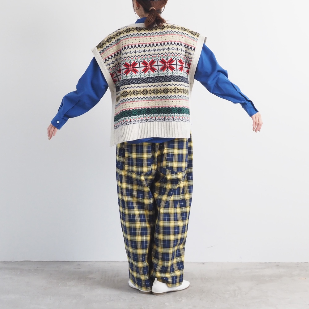 タスマニアラム フェアアイルボックスベスト ベストを着た女性の全身