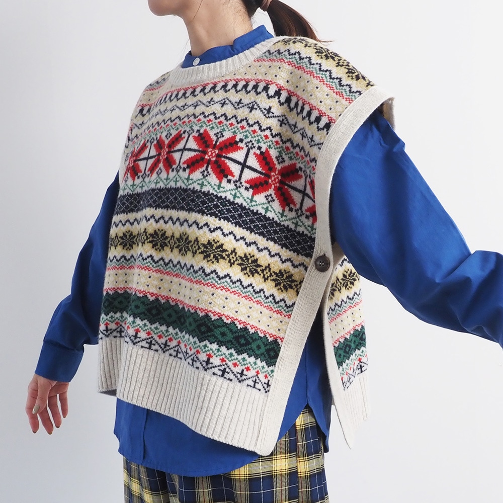 タスマニアラム フェアアイルボックスベスト ベストを着た女性の正面