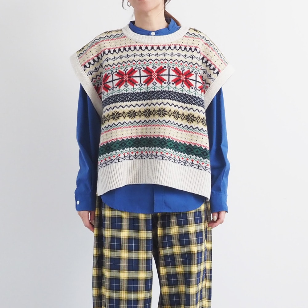 タスマニアラム フェアアイルボックスベスト ベストを着た女性の正面