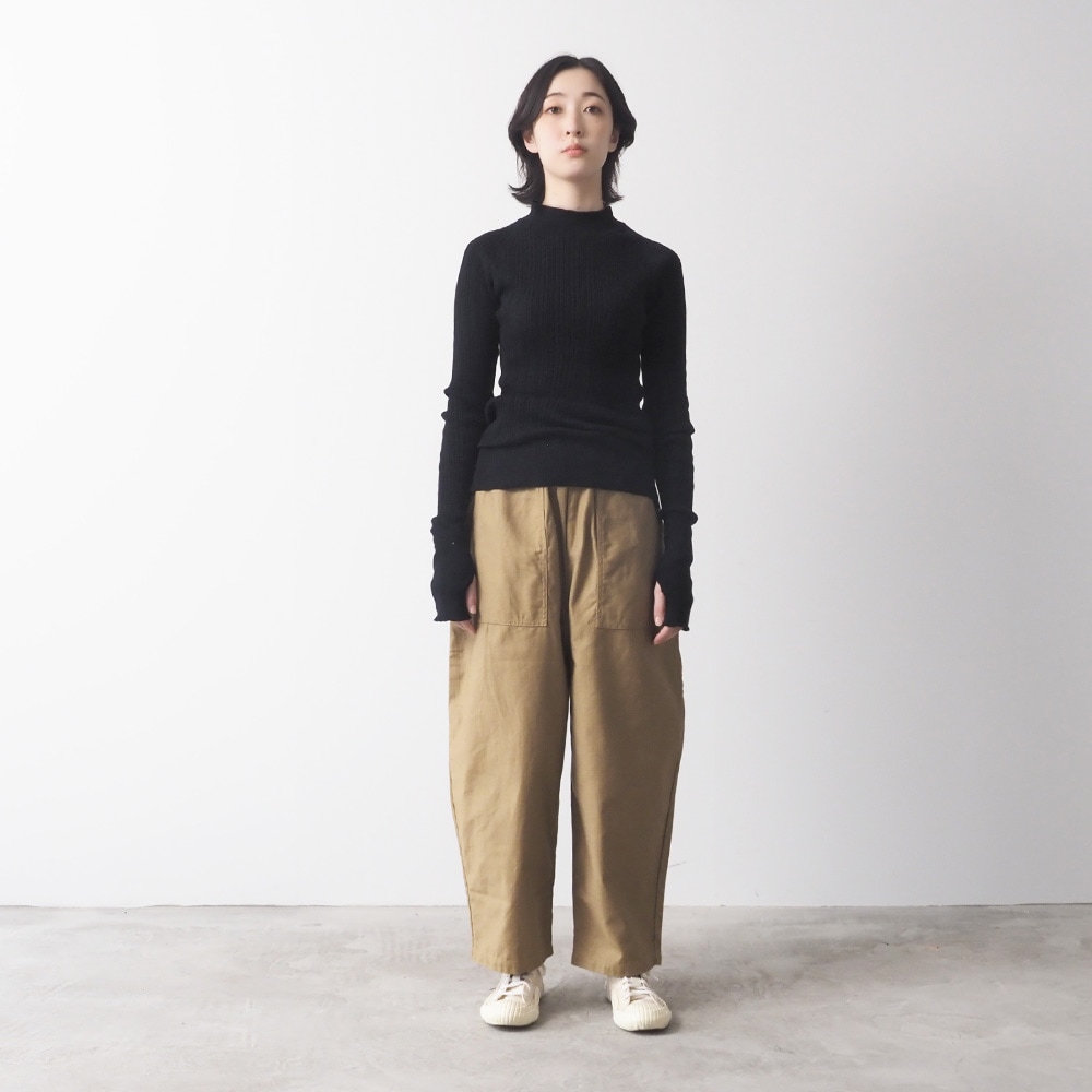 ランダムリブ Thumbholeハイネック　ニットを着た女性の全身