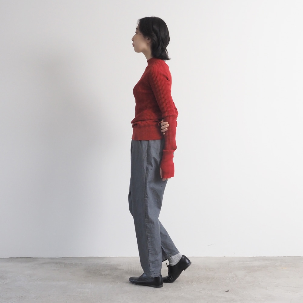 ランダムリブ Thumbholeハイネック　ニットを着た女性の全身