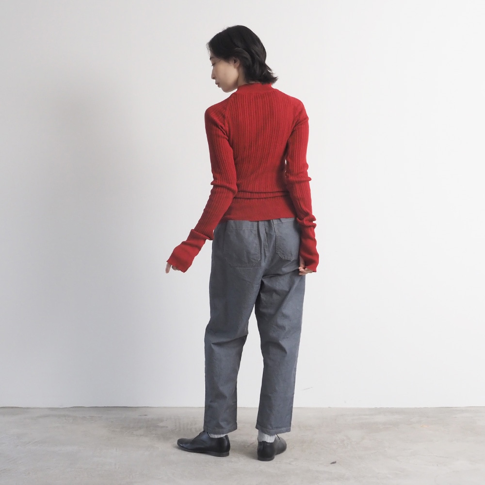 ランダムリブ Thumbholeハイネック　ニットを着た女性の全身