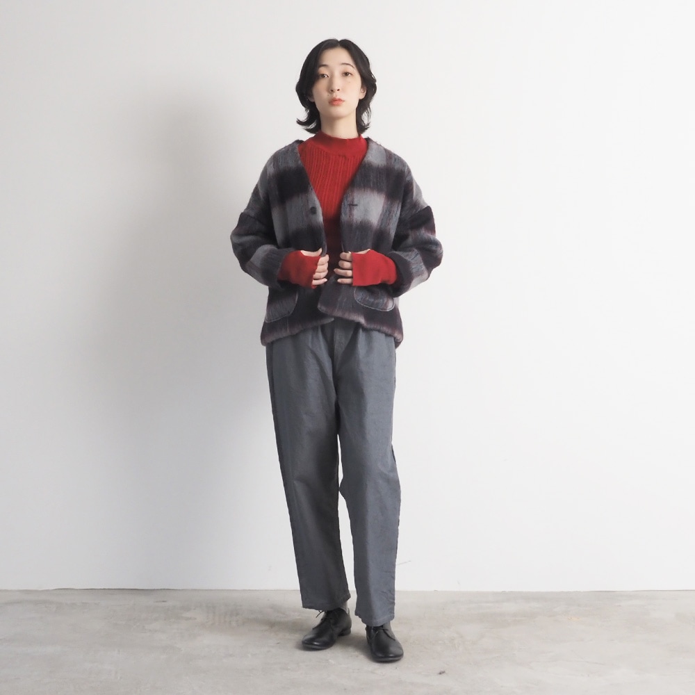 ランダムリブ Thumbholeハイネック　ニットを着た女性の全身