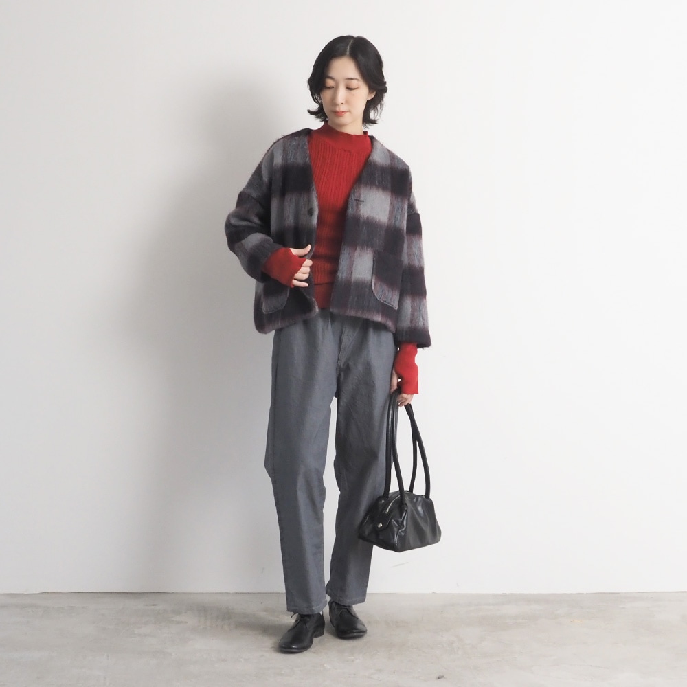 ランダムリブ Thumbholeハイネック　ニットを着た女性の全身